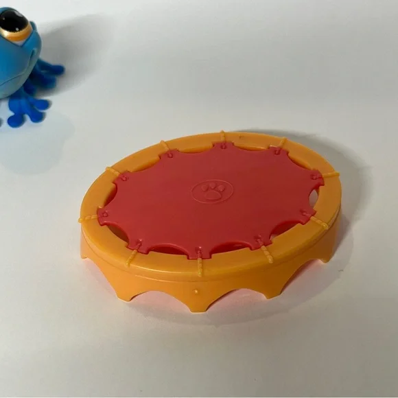 Authentic Littlest Pet Shop LPS Hasbro #806 Blue Spotted Frog Trampoline Orange - Picture 11 of 11